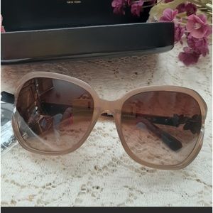 Coach sunglasses. In great condition.